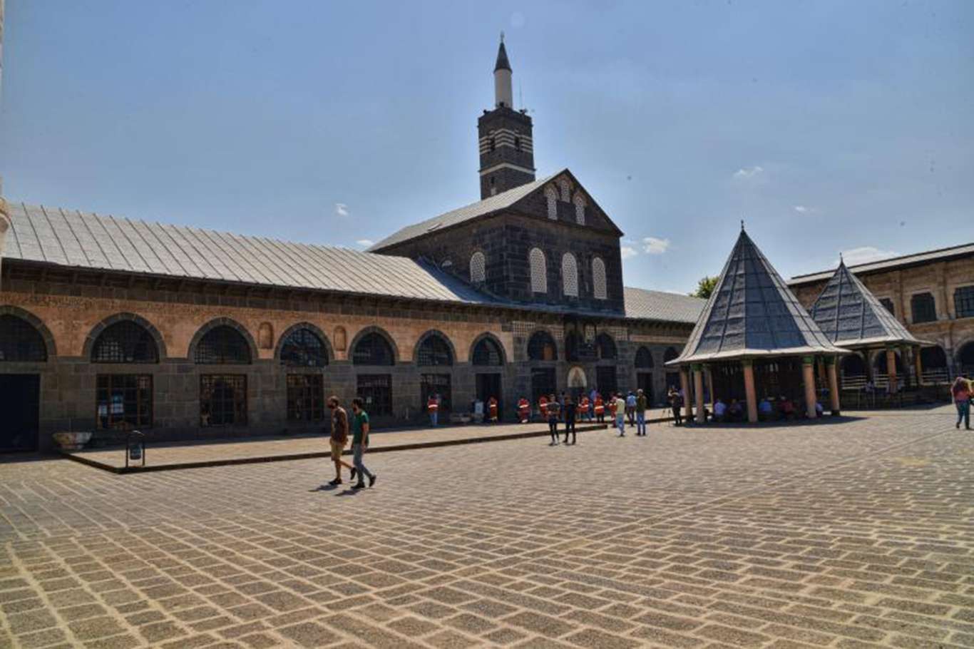 Ulu Camii'nin uygunsuz kıyafetlerle ziyaret edilmesine tepki: Yetkililer hemen harekete geçmeli Ulu Camii'nin uygunsuz kıyafetlerle ziyaret edilmesine tepki: Yetkililer hemen harekete geçmeli